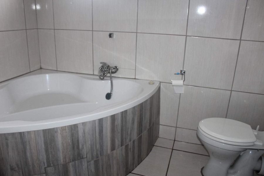 To Let Commercial Property for Rent in Queenswood Gauteng