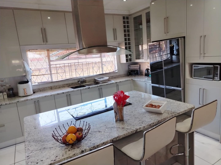 4 Bedroom Property for Sale in Geduld Gauteng