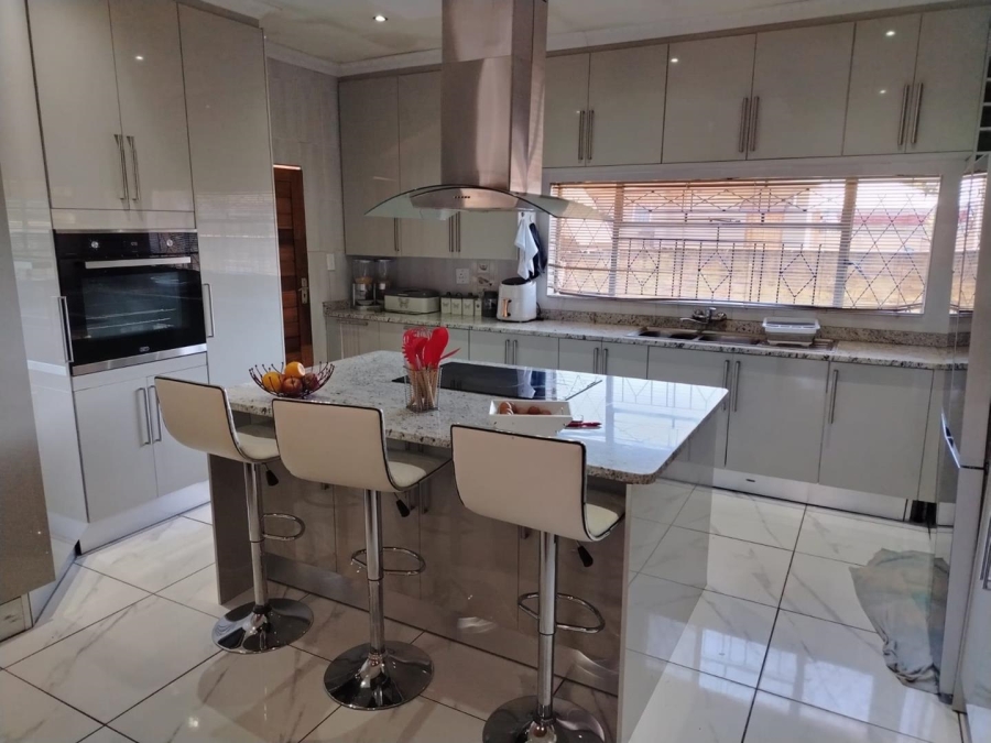 4 Bedroom Property for Sale in Geduld Gauteng
