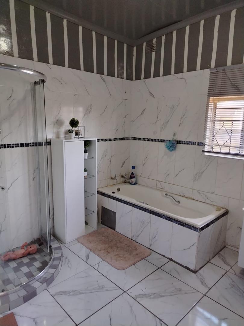 4 Bedroom Property for Sale in Geduld Gauteng