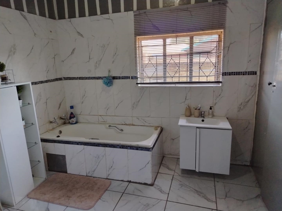 4 Bedroom Property for Sale in Geduld Gauteng