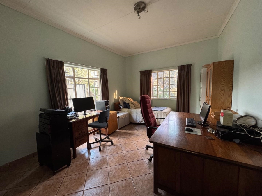 5 Bedroom Property for Sale in Paardefontein Gauteng