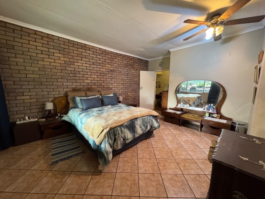 5 Bedroom Property for Sale in Paardefontein Gauteng