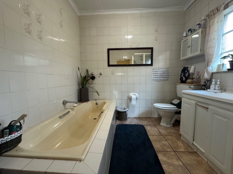 5 Bedroom Property for Sale in Paardefontein Gauteng