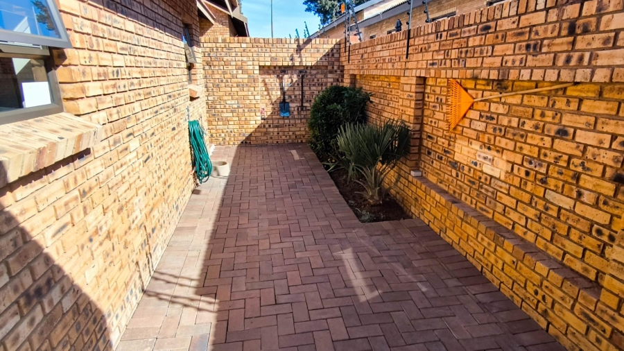 3 Bedroom Property for Sale in New Redruth Gauteng