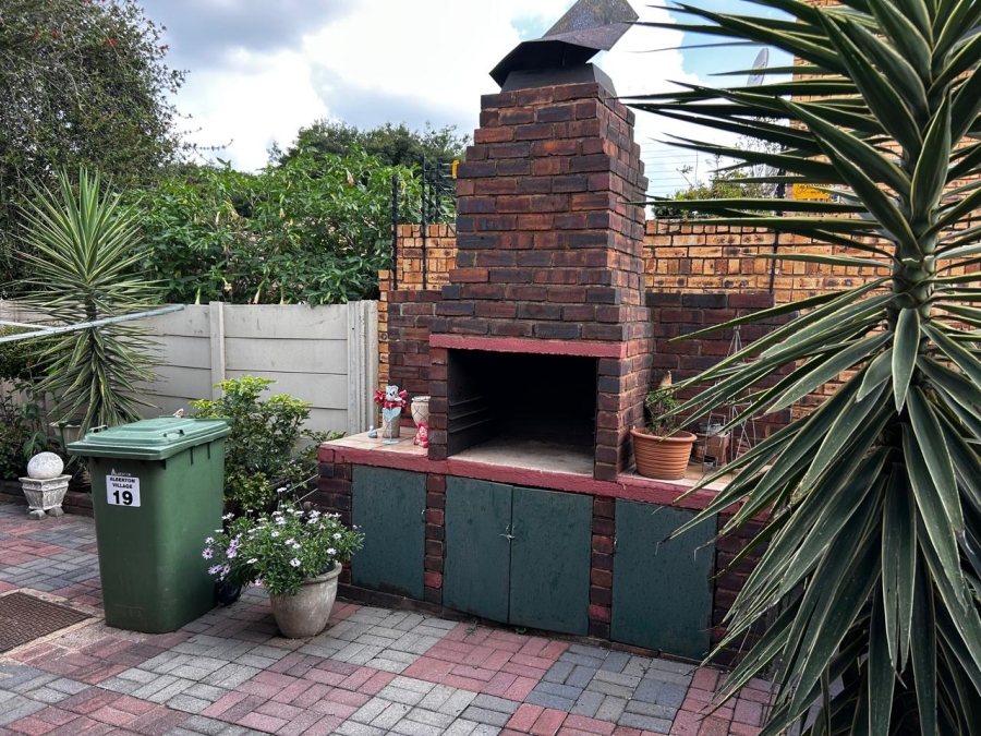 2 Bedroom Property for Sale in New Redruth Gauteng