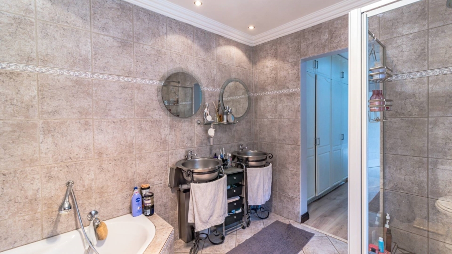 5 Bedroom Property for Sale in Glenvista Gauteng