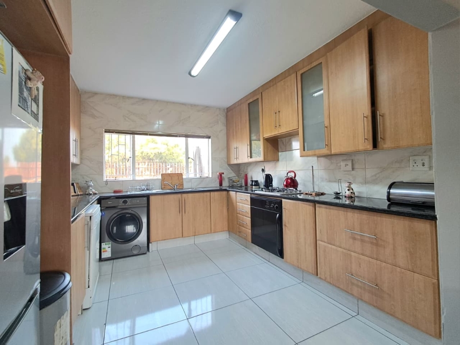 3 Bedroom Property for Sale in Brackenhurst Gauteng