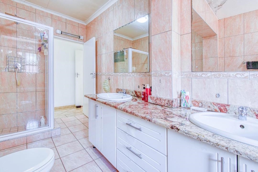 3 Bedroom Property for Sale in Glenvista Gauteng