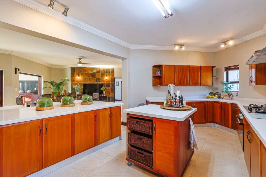 5 Bedroom Property for Sale in Silver Lakes Golf Estate Gauteng