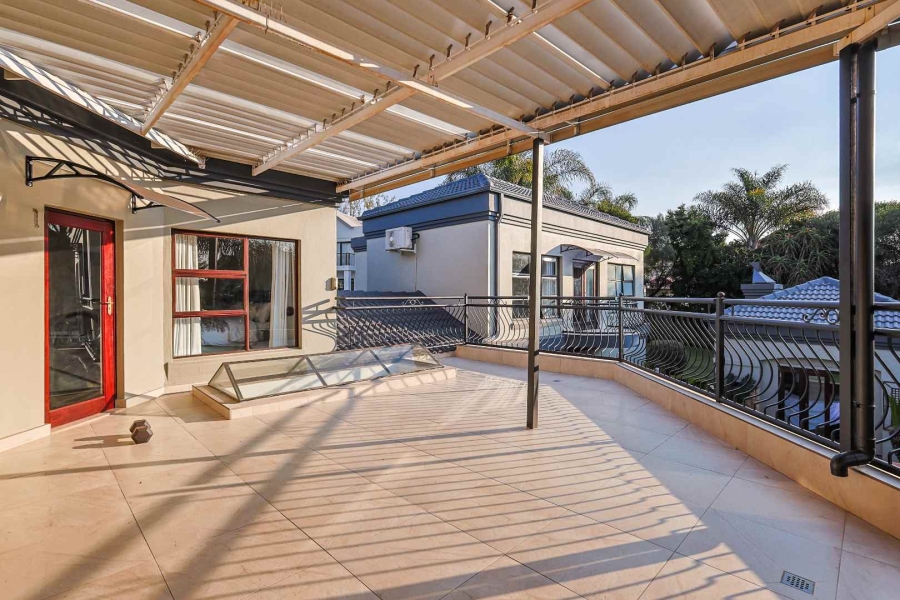 5 Bedroom Property for Sale in Silver Lakes Golf Estate Gauteng
