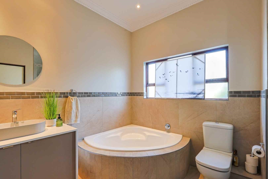 5 Bedroom Property for Sale in Silver Lakes Golf Estate Gauteng