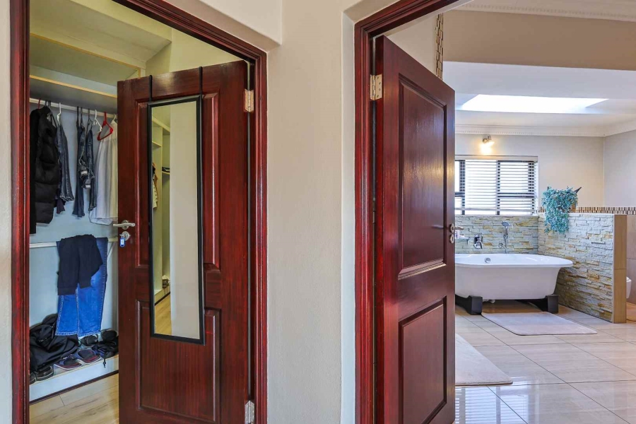 5 Bedroom Property for Sale in Silver Lakes Golf Estate Gauteng