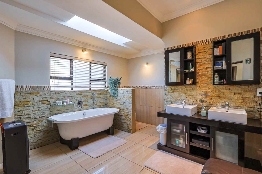 5 Bedroom Property for Sale in Silver Lakes Golf Estate Gauteng