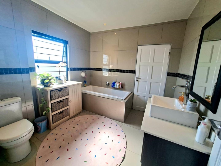 To Let 4 Bedroom Property for Rent in Pinehaven Gauteng