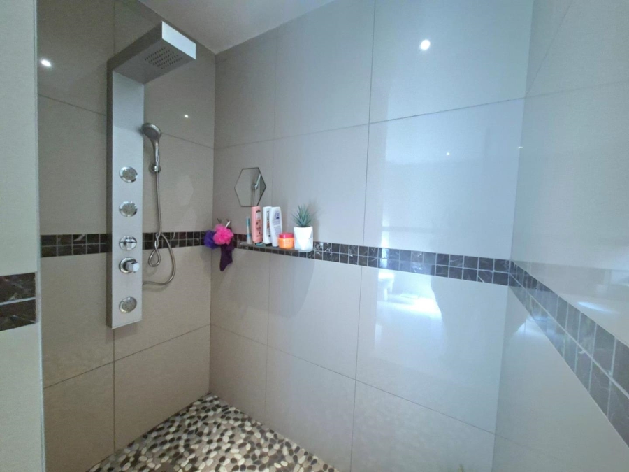 To Let 4 Bedroom Property for Rent in Pinehaven Gauteng