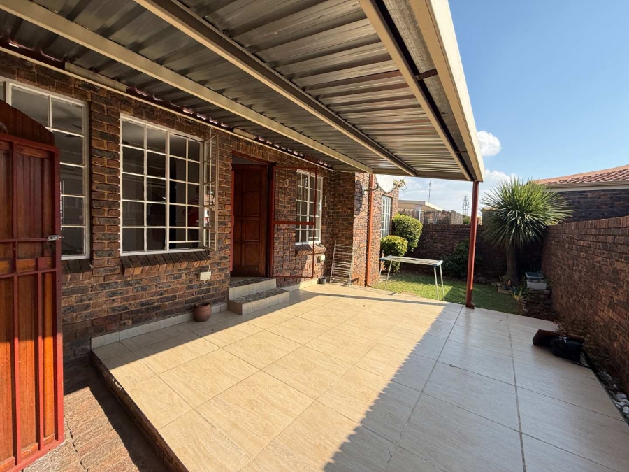 To Let 2 Bedroom Property for Rent in Allens Nek Gauteng