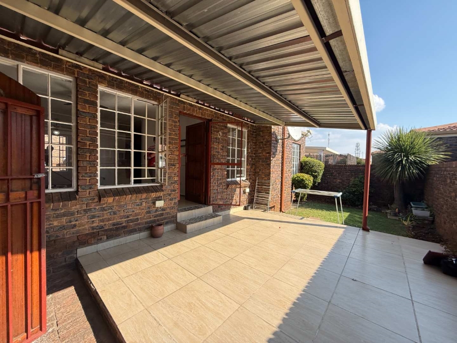 To Let 2 Bedroom Property for Rent in Allens Nek Gauteng