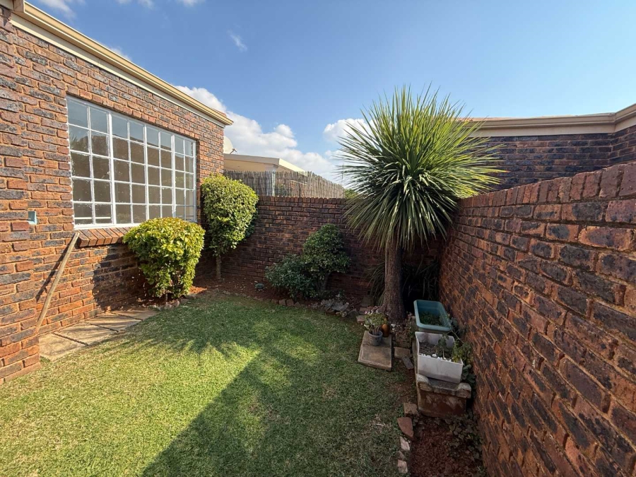 To Let 2 Bedroom Property for Rent in Allens Nek Gauteng