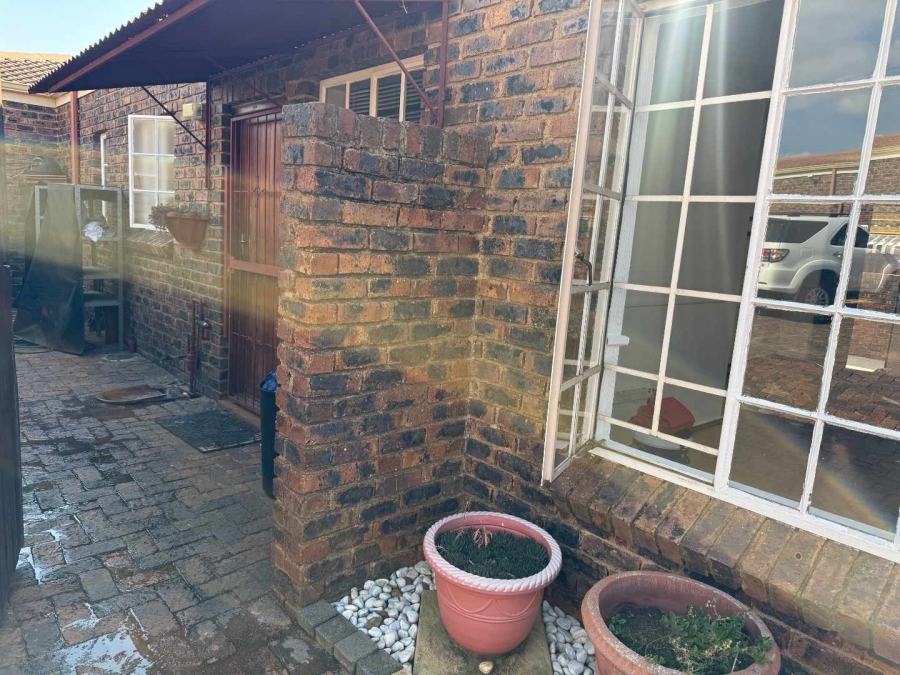 To Let 2 Bedroom Property for Rent in Allens Nek Gauteng