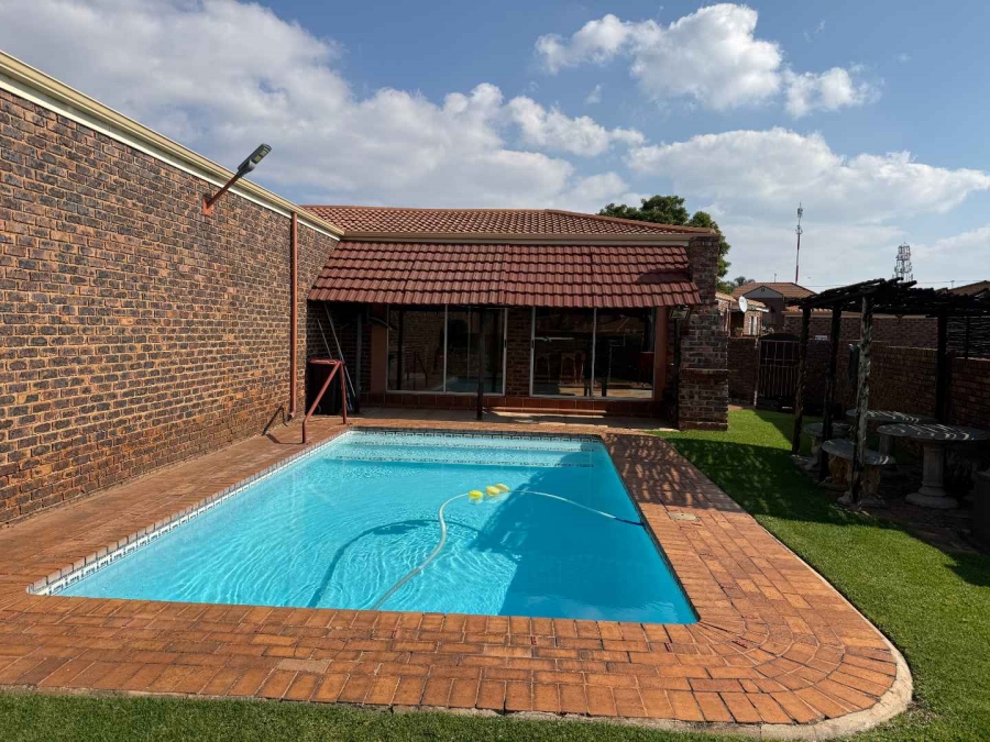 To Let 2 Bedroom Property for Rent in Allens Nek Gauteng