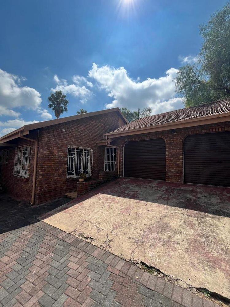 4 Bedroom Property for Sale in Rooihuiskraal Gauteng