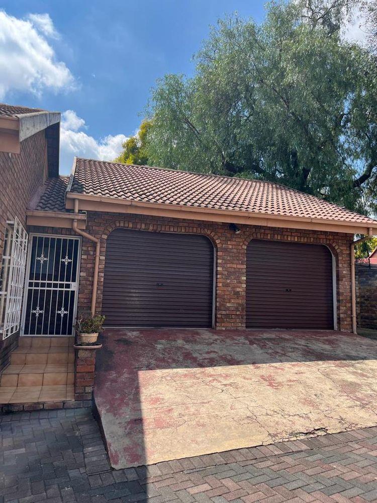 4 Bedroom Property for Sale in Rooihuiskraal Gauteng