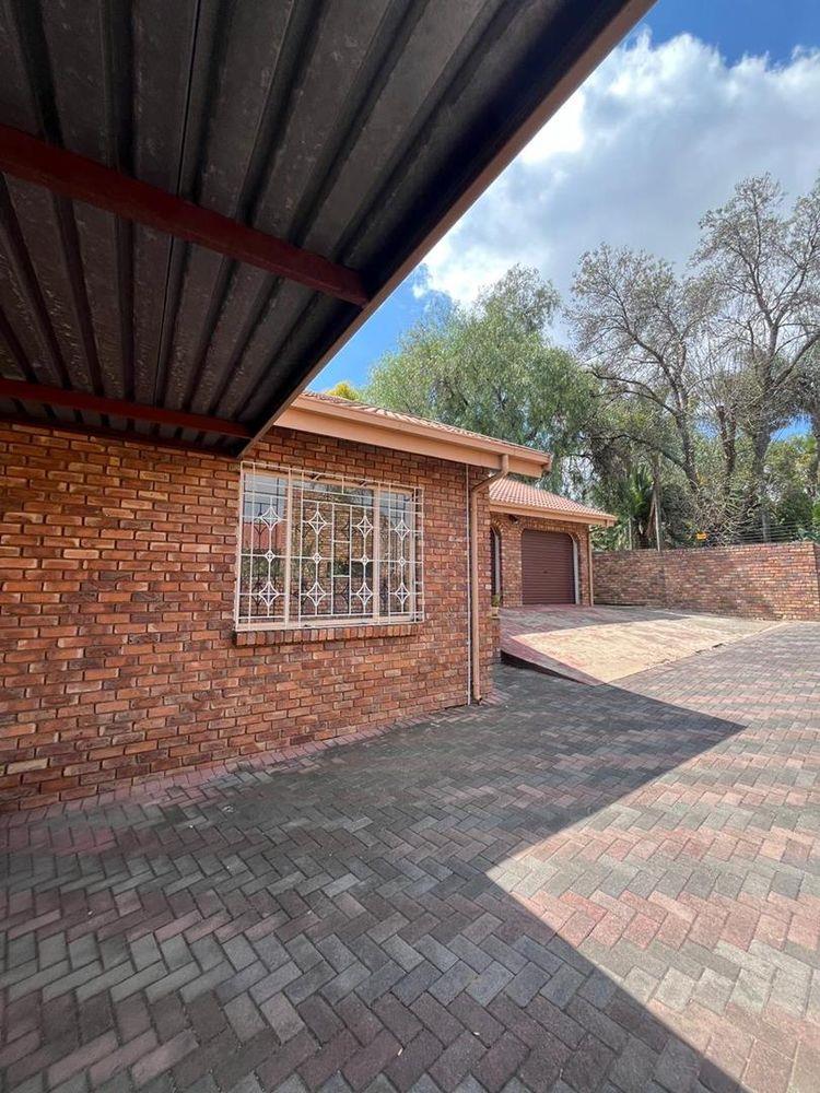 4 Bedroom Property for Sale in Rooihuiskraal Gauteng