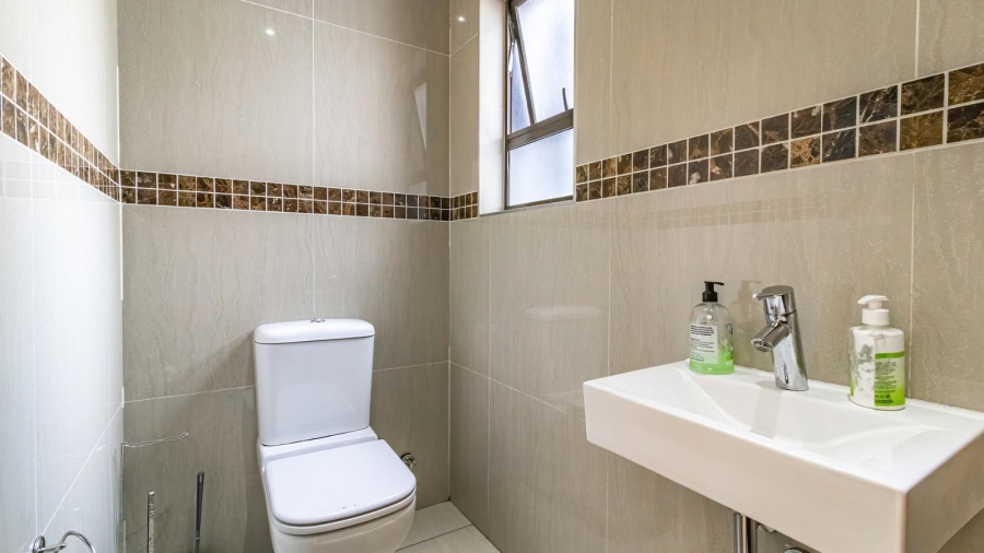 5 Bedroom Property for Sale in Aspen Hills Gauteng