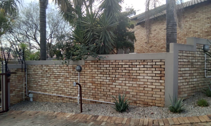 2 Bedroom Property for Sale in Wilgeheuwel Gauteng