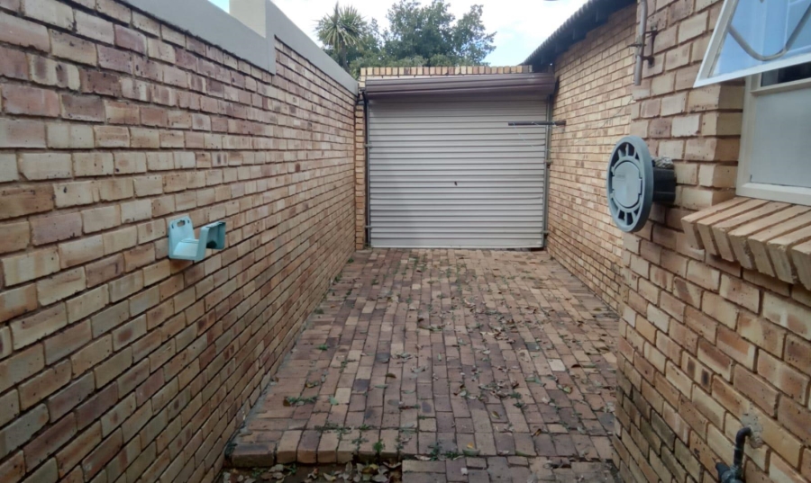 2 Bedroom Property for Sale in Wilgeheuwel Gauteng