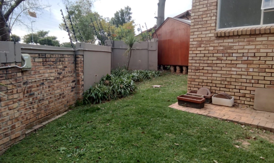 2 Bedroom Property for Sale in Wilgeheuwel Gauteng