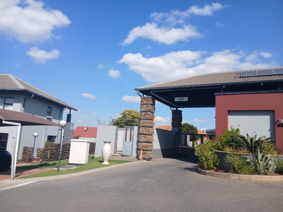 2 Bedroom Property for Sale in Oakdene Gauteng