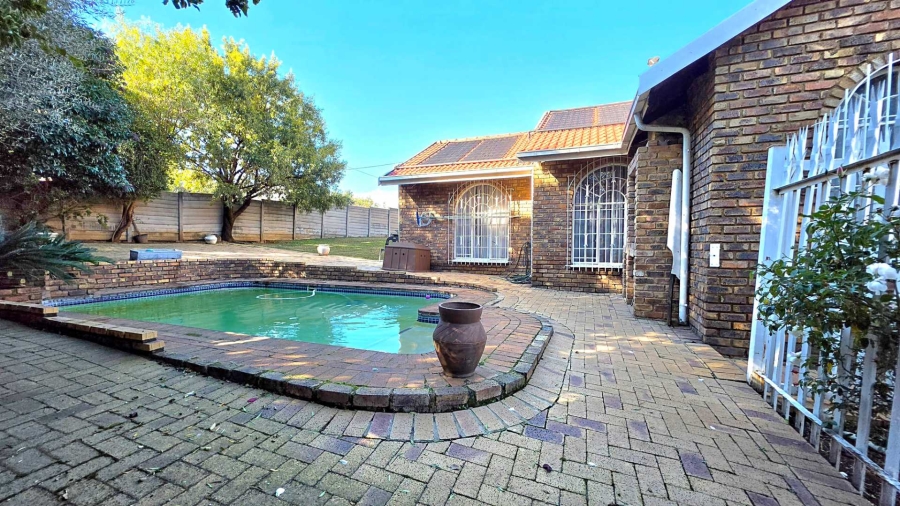 4 Bedroom Property for Sale in Glenvista Gauteng
