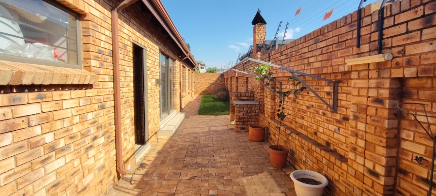 3 Bedroom Property for Sale in New Redruth Gauteng