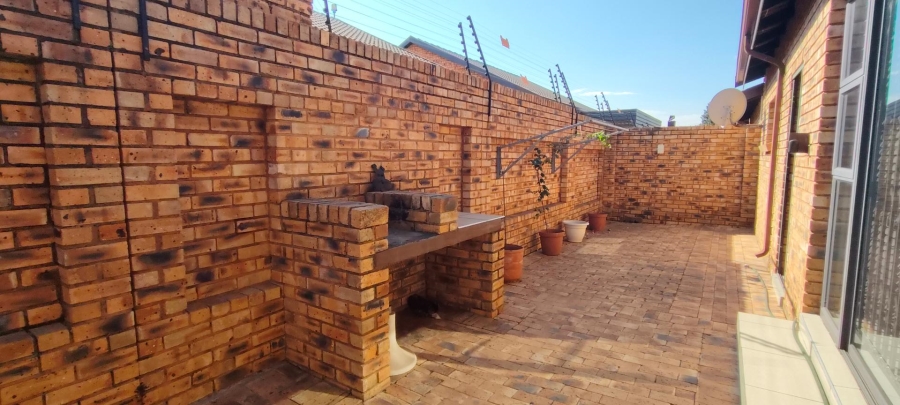 3 Bedroom Property for Sale in New Redruth Gauteng