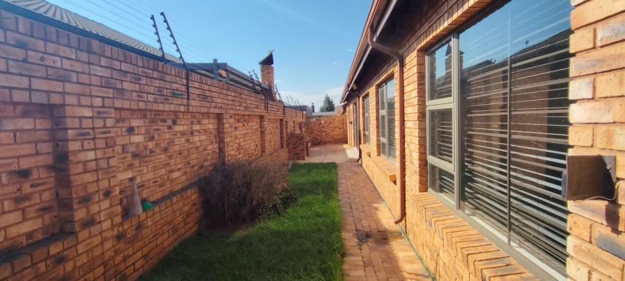 3 Bedroom Property for Sale in New Redruth Gauteng
