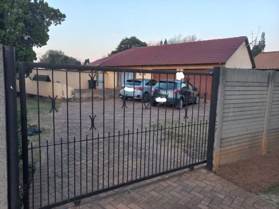 4 Bedroom Property for Sale in Klippoortje Gauteng