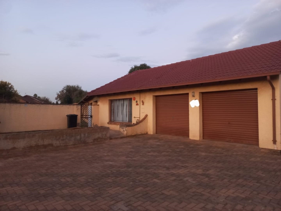 4 Bedroom Property for Sale in Klippoortje Gauteng