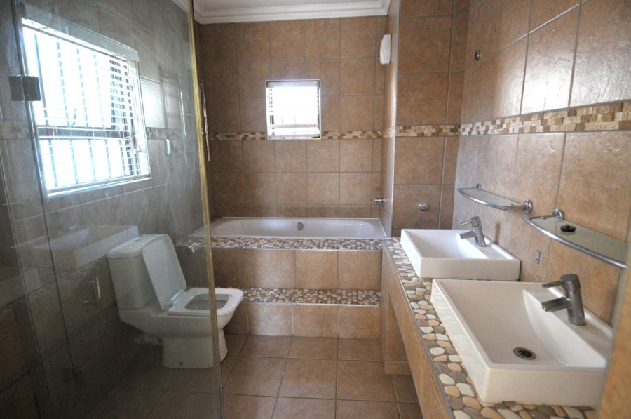 4 Bedroom Property for Sale in Garsfontein Gauteng