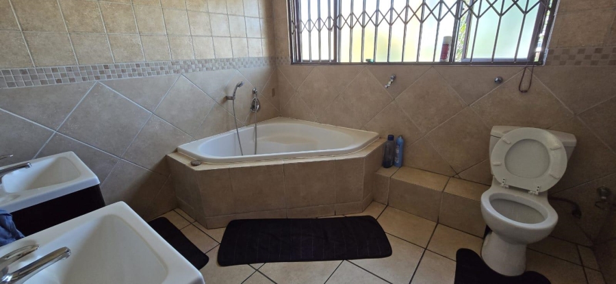 4 Bedroom Property for Sale in Rooihuiskraal North Gauteng