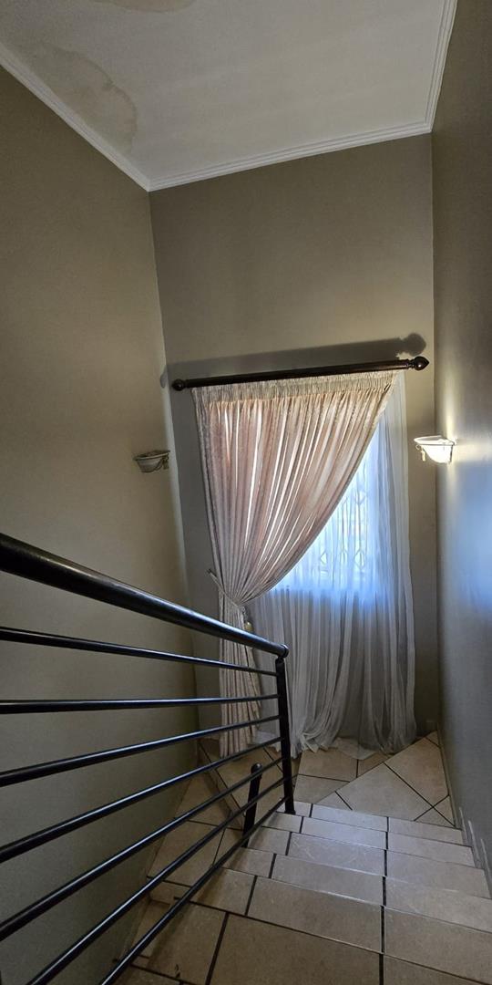 4 Bedroom Property for Sale in Rooihuiskraal North Gauteng