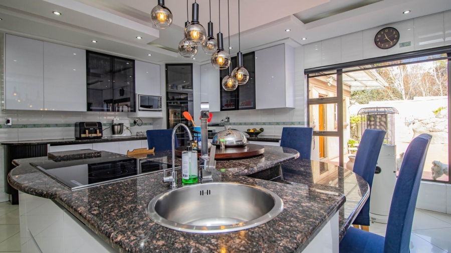 4 Bedroom Property for Sale in Lakefield Gauteng