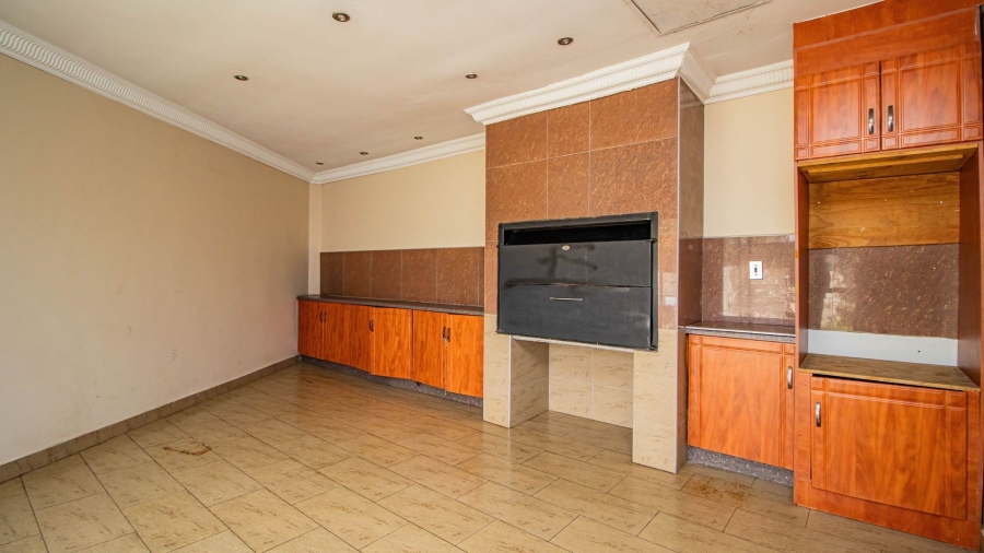 4 Bedroom Property for Sale in Lakefield Gauteng