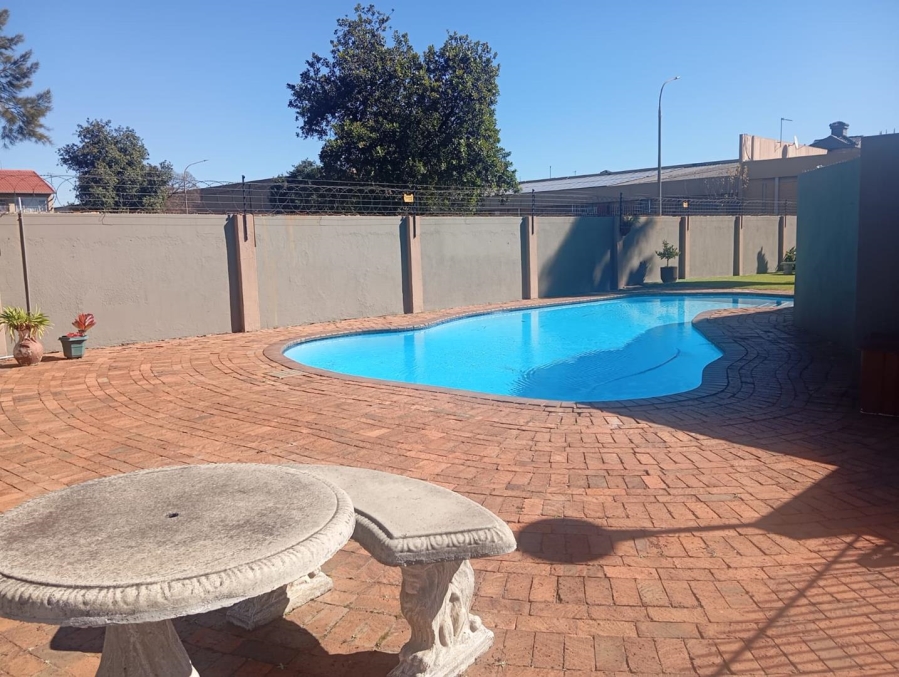 To Let 2 Bedroom Property for Rent in Brackenhurst Gauteng