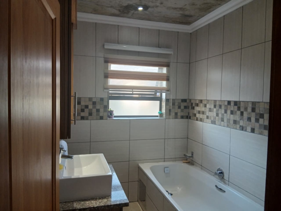 To Let 2 Bedroom Property for Rent in Comet Gauteng