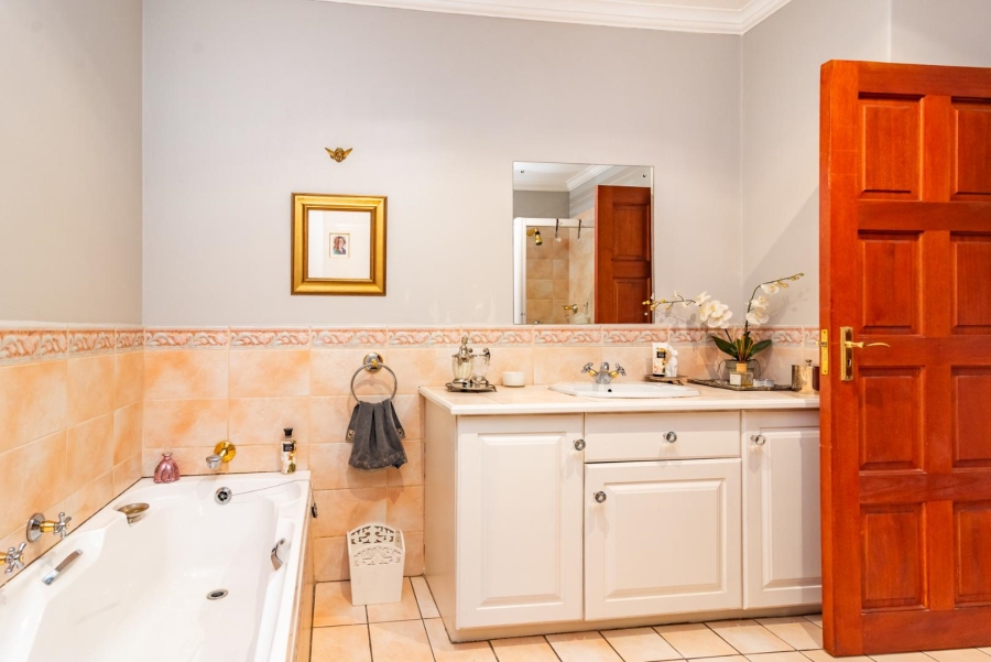 4 Bedroom Property for Sale in Helderkruin Gauteng