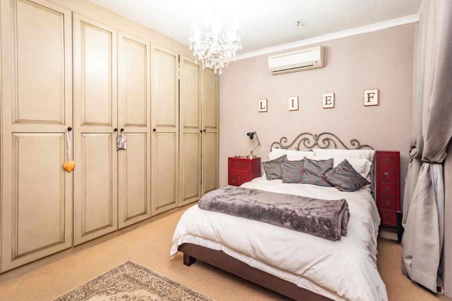 4 Bedroom Property for Sale in Helderkruin Gauteng