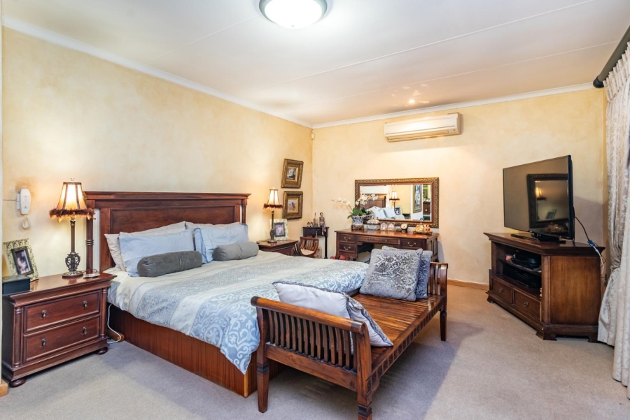 4 Bedroom Property for Sale in Helderkruin Gauteng