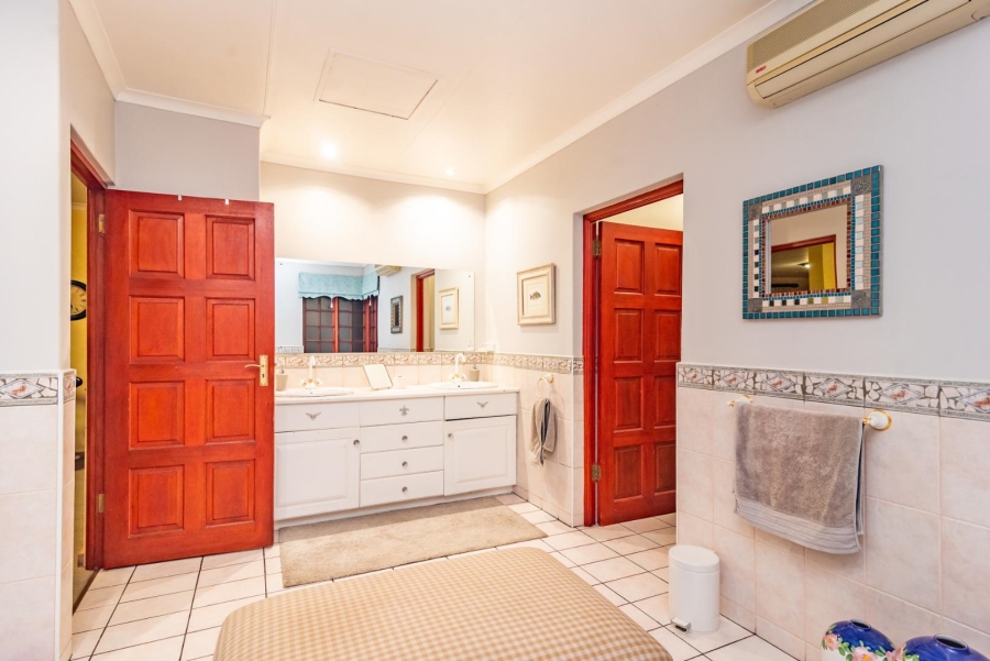 4 Bedroom Property for Sale in Helderkruin Gauteng